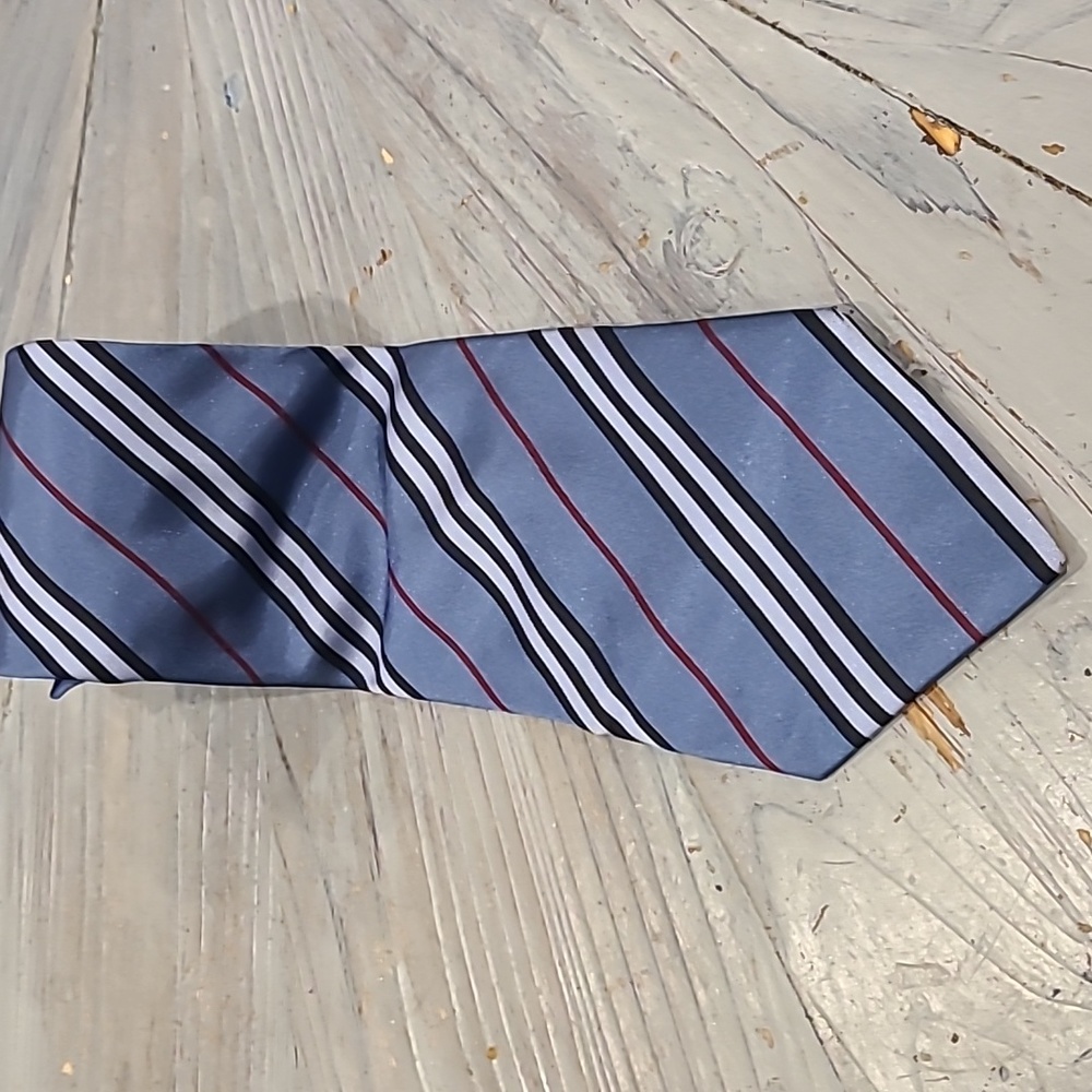 Burberry classic pattern 100% silk tie